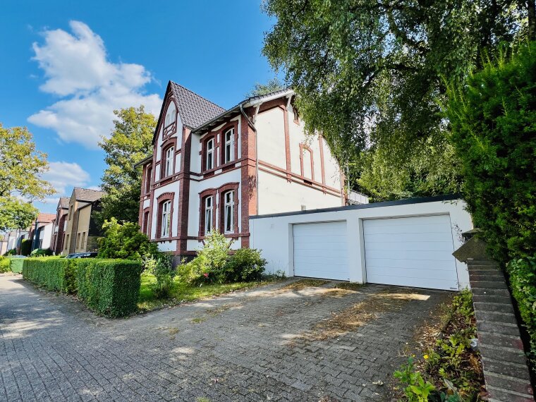 Hausansicht und Garagen